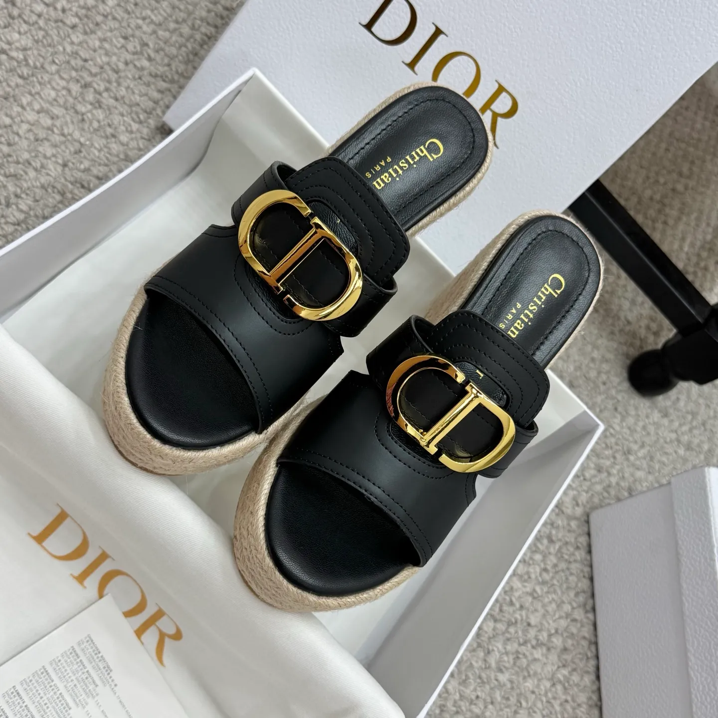 👟👟Ex-factory price 520👟👟 Increased height version✅🇨🇳 🇨🇳Dior 25ss summer high version new sandals. Simple and super versatile. Perfect and luxurious on the feet, can be matched with any spring and summer clothes. The foot feels even more comfortable! The material is a perfect replica of the original. Original disassembly and molding. ✅❶Material: original customized cowhide ✅❷Inner: original customized sheepskin ✅❸Foot: original customized sheepskin ✅❹Outsole: original woven wedge outsole ✅❺Heel height: 9.5cm ✅❻Packaging: original full set of packaging ✅❼Number: 35-41
